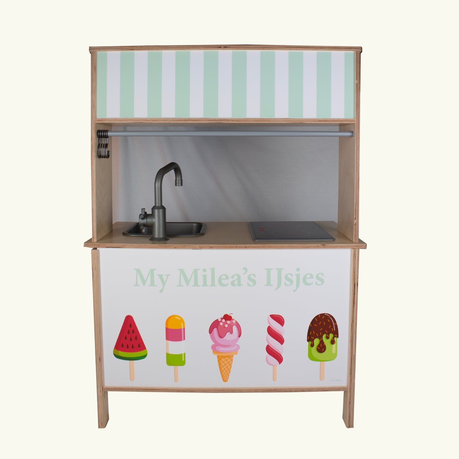 Kinderkeukentje DUKTIG omgetoverd tot ijscokar met vrolijke sticker: mintgroene gestreepte bovenkant en een voorpaneel met kleurrijke ijsjes