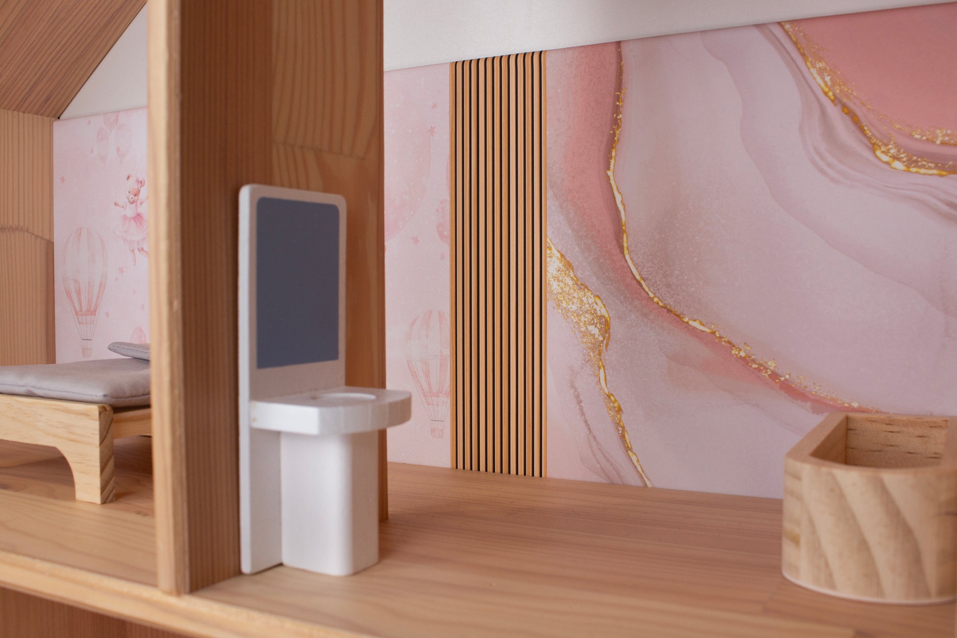 Sticker, Stikker, Plakfolie, IKEA Flisat, Opknappen, Poppenhuis, Poppenhuis Make-over, Tweedehands, Flisat, Behang, Poppenhuis Behang, Achterwandsticker, Achterwandbehang, Zelfkleven Behang, Rose, roos, beer, marmer, vogel, Maison Rose, Maison Rosé, hack