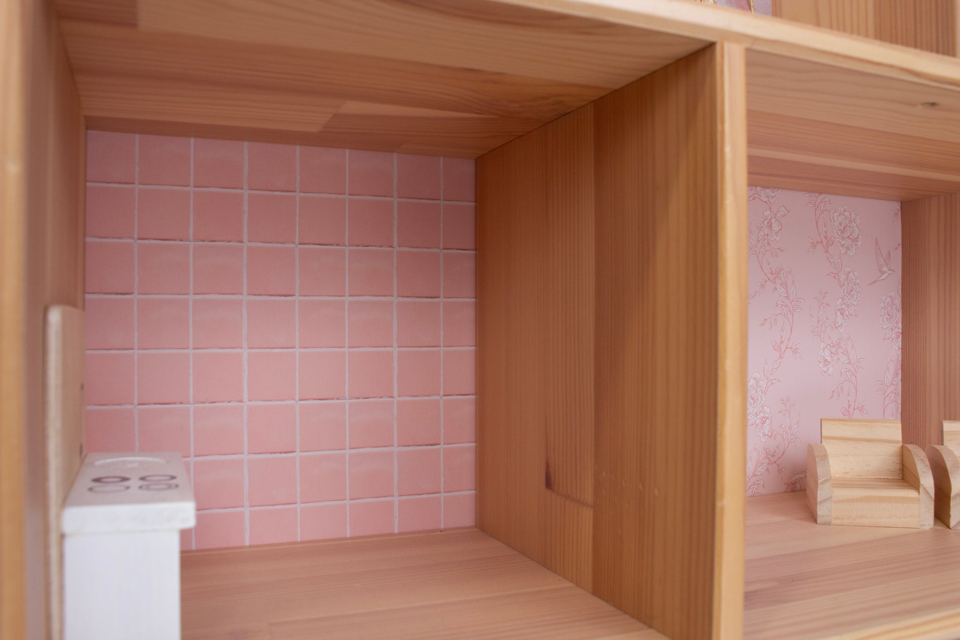 Sticker, Stikker, Plakfolie, IKEA Flisat, Opknappen, Poppenhuis, Poppenhuis Make-over, Tweedehands, Flisat, Behang, Poppenhuis Behang, Achterwandsticker, Achterwandbehang, Zelfkleven Behang, Rose, roos, beer, marmer, vogel, Maison Rose, Maison Rosé, hack