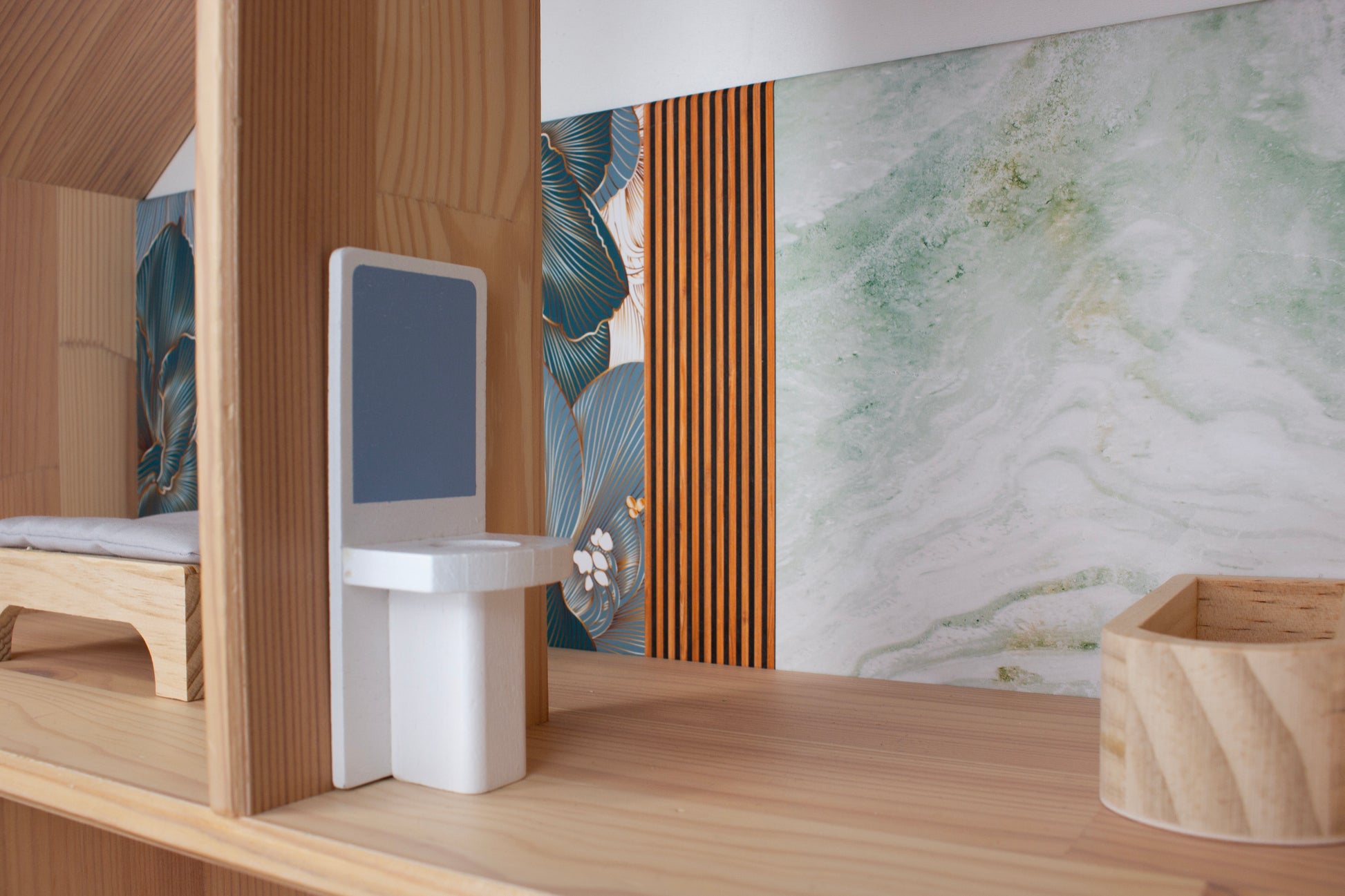 Sticker, Stikker, Plakfolie, IKEA Flisat, Opknappen, Poppenhuis, Poppenhuis Make-over, Tweedehands, Flisat, Behang, Poppenhuis Behang, Achterwandsticker, Achterwandbehang, Zelfkleven Behang, Groen, Little Green