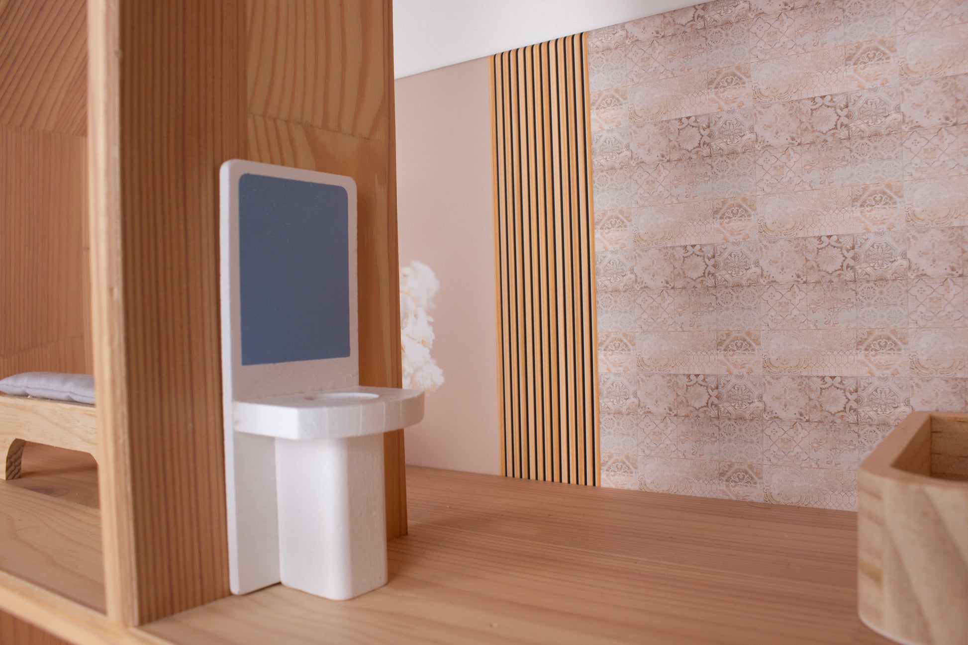 Sticker, Stikker, Plakfolie, IKEA Flisat, Opknappen, Poppenhuis, Poppenhuis Make-over, Tweedehands, Flisat, Behang, Poppenhuis Behang, Achterwandsticker, Achterwandbehang, Zelfkleven Behang, Beide, Velvet Petals