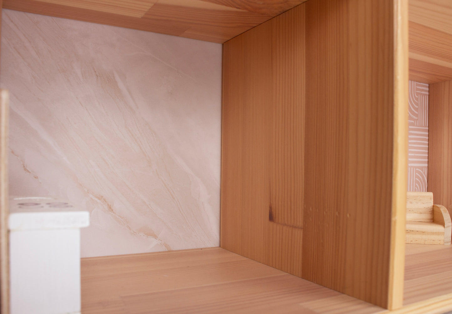 Sticker, Stikker, Plakfolie, IKEA Flisat, Opknappen, Poppenhuis, Poppenhuis Make-over, Tweedehands, Flisat, Behang, Poppenhuis Behang, Achterwandsticker, Achterwandbehang, Zelfkleven Behang, Beide, Velvet Petals