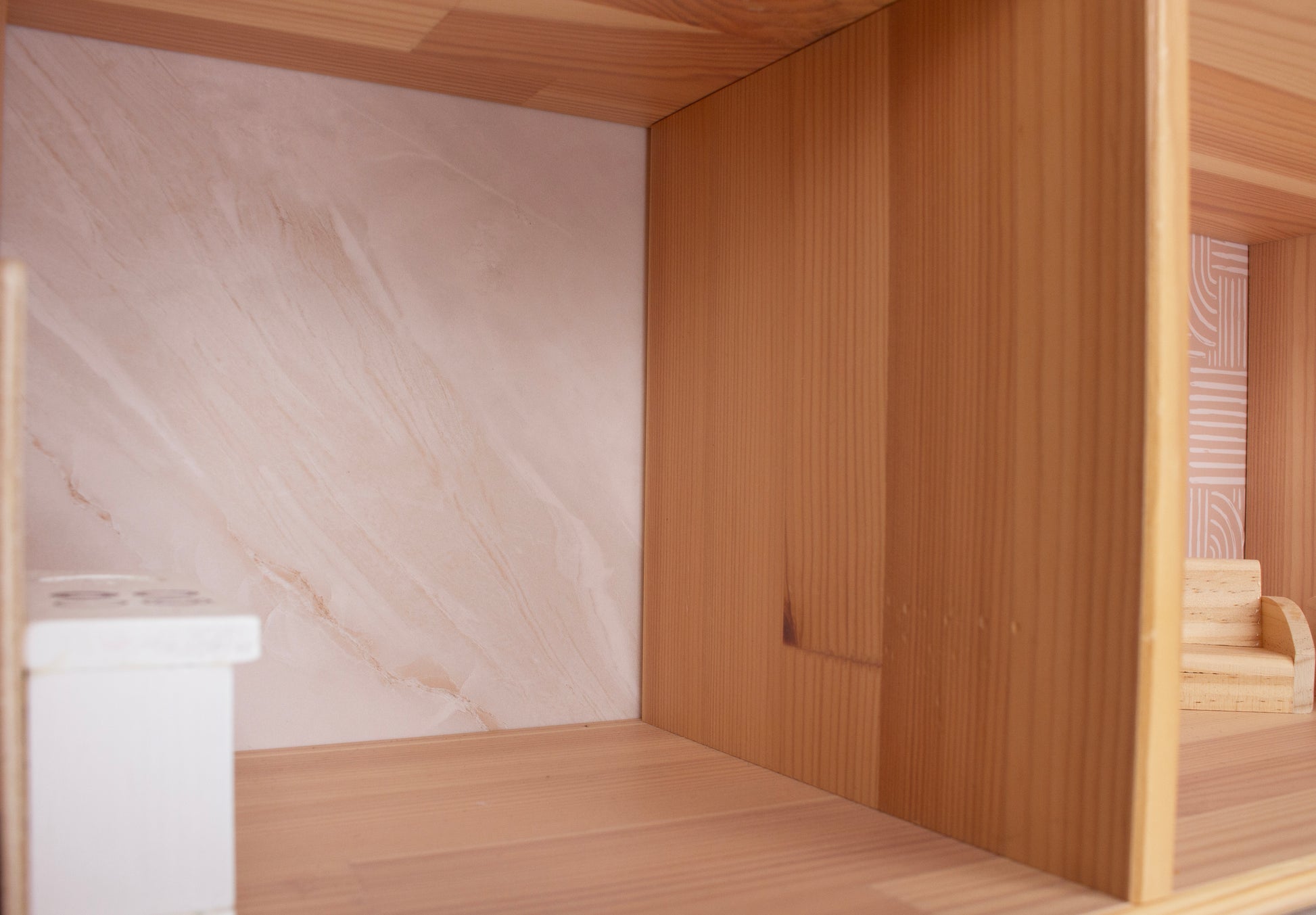 Sticker, Stikker, Plakfolie, IKEA Flisat, Opknappen, Poppenhuis, Poppenhuis Make-over, Tweedehands, Flisat, Behang, Poppenhuis Behang, Achterwandsticker, Achterwandbehang, Zelfkleven Behang, Beide, Velvet Petals