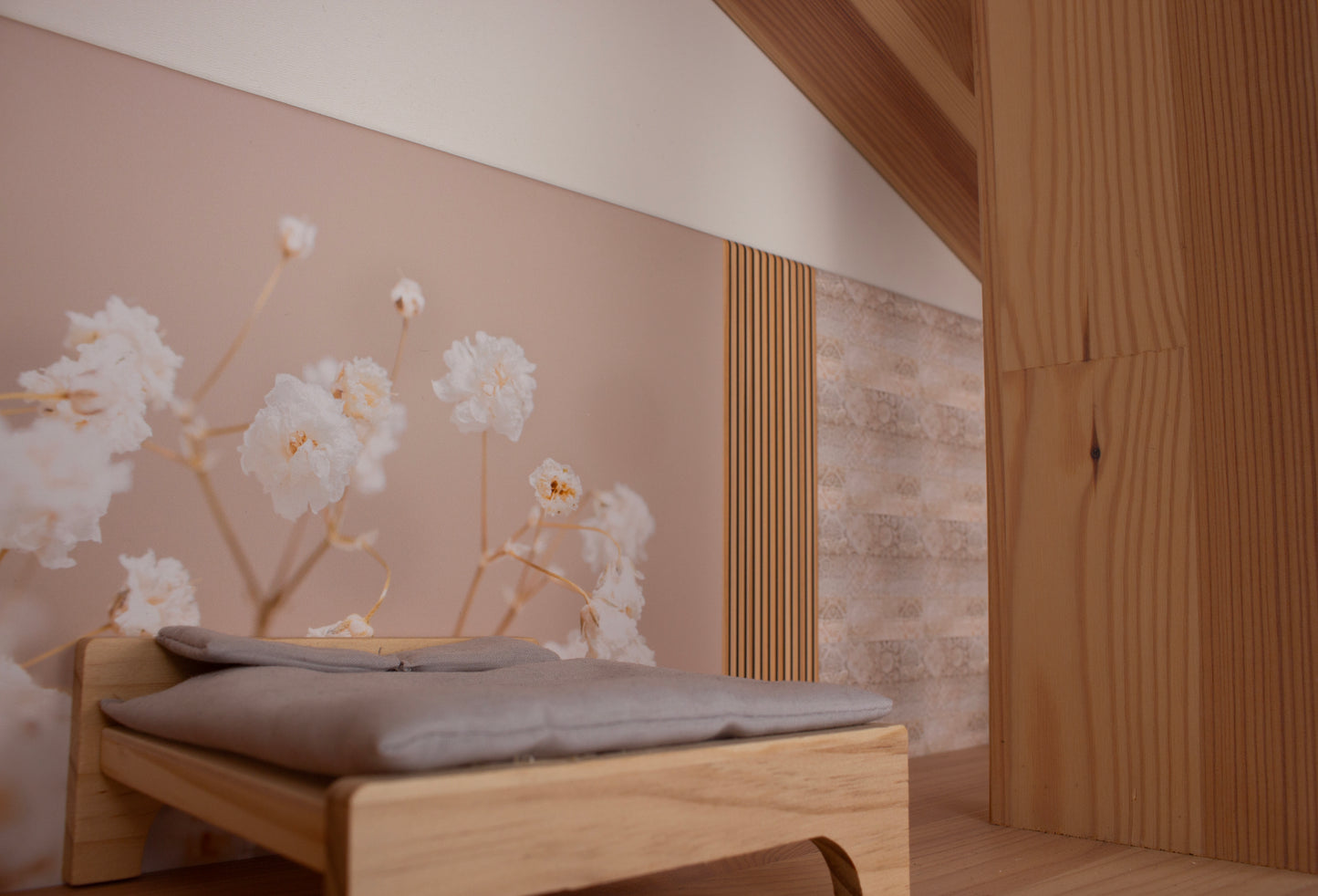 Sticker, Stikker, Plakfolie, IKEA Flisat, Opknappen, Poppenhuis, Poppenhuis Make-over, Tweedehands, Flisat, Behang, Poppenhuis Behang, Achterwandsticker, Achterwandbehang, Zelfkleven Behang, Beide, Velvet Petals