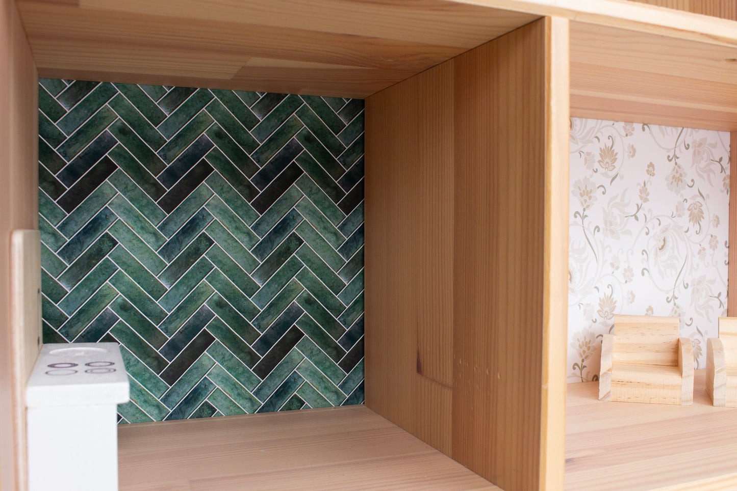 Sticker, Stikker, Plakfolie, IKEA Flisat, Opknappen, Poppenhuis, Poppenhuis Make-over, Tweedehands, Flisat, Behang, Poppenhuis Behang, Achterwandsticker, Achterwandbehang, Zelfkleven Behang, Groen, Little Green