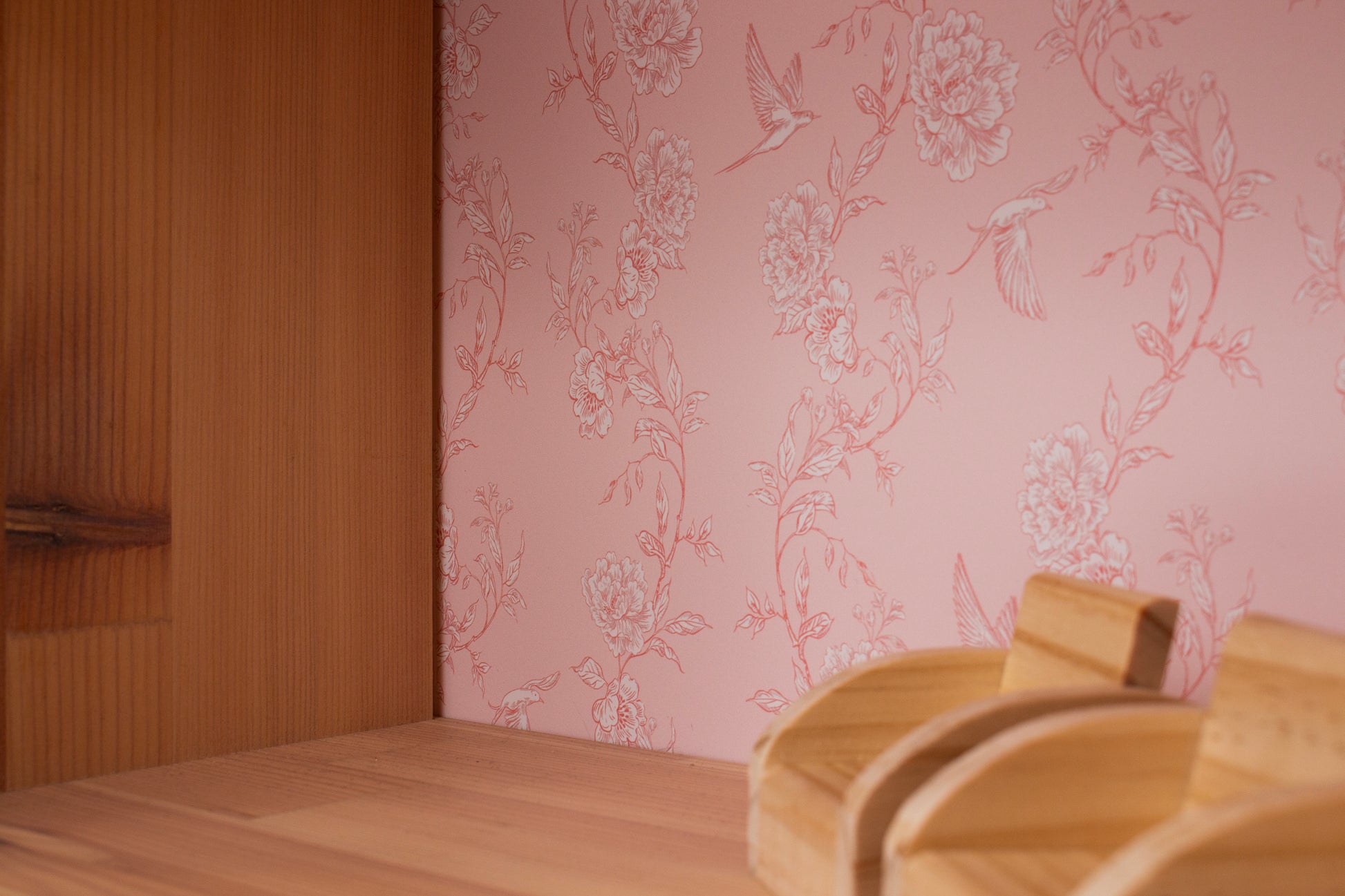 Sticker, Stikker, Plakfolie, IKEA Flisat, Opknappen, Poppenhuis, Poppenhuis Make-over, Tweedehands, Flisat, Behang, Poppenhuis Behang, Achterwandsticker, Achterwandbehang, Zelfkleven Behang, Rose, roos, beer, marmer, vogel, Maison Rose, Maison Rosé, hack