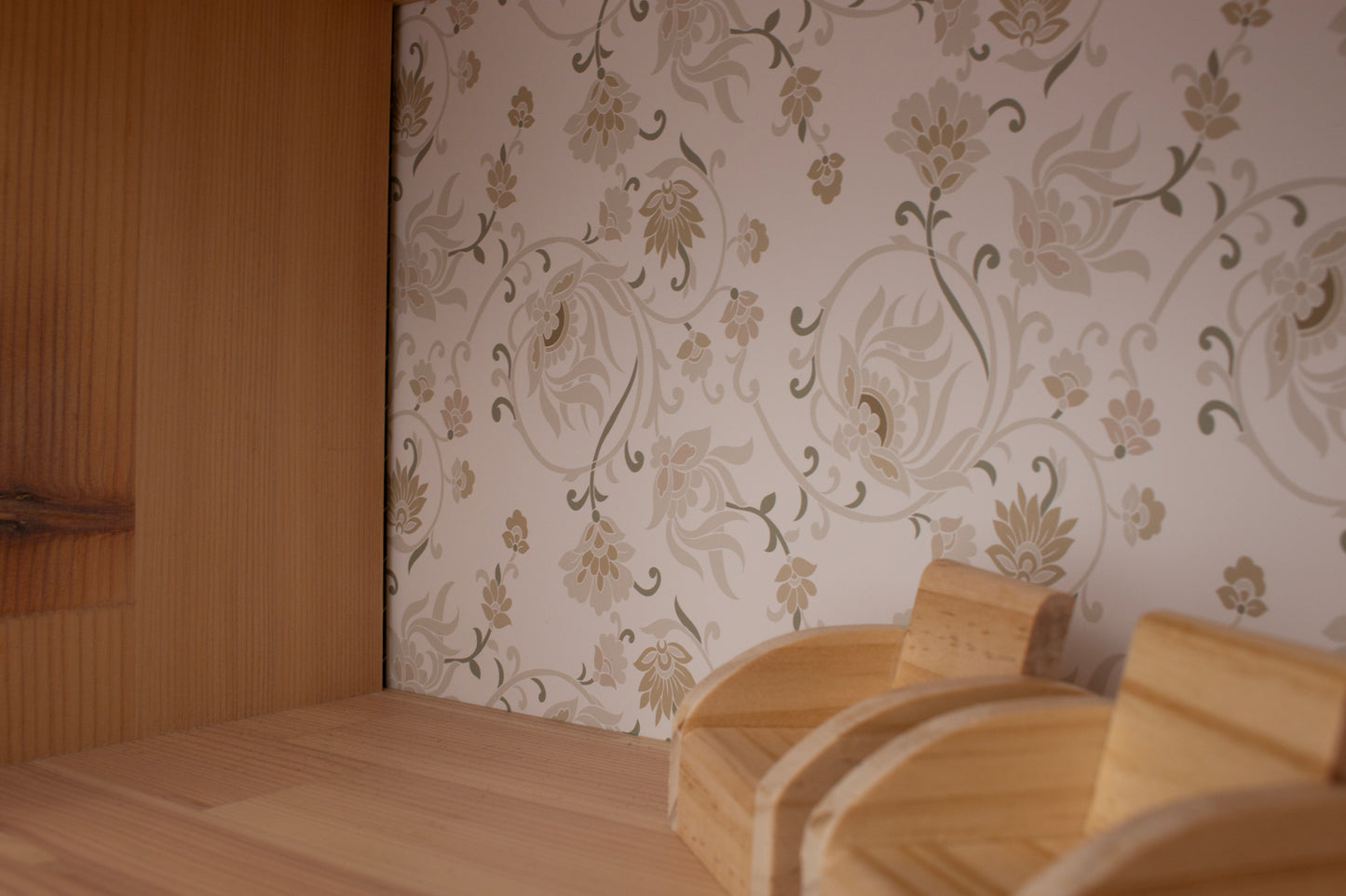 Sticker, Stikker, Plakfolie, IKEA Flisat, Opknappen, Poppenhuis, Poppenhuis Make-over, Tweedehands, Flisat, Behang, Poppenhuis Behang, Achterwandsticker, Achterwandbehang, Zelfkleven Behang, Groen, Little Green