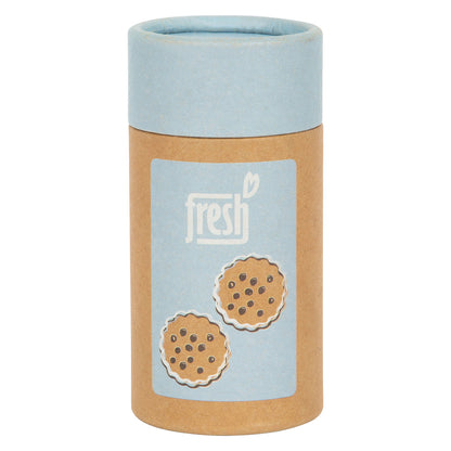 Cilindervormig opbergdoosje van karton met blauwe deksel en koekjesillustratie - verpakking van de houten speelgoedkoekjes van Small foot, verkrijgbaar bij My Milea