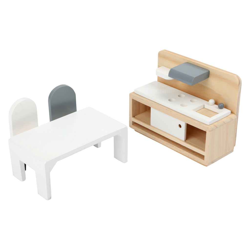 Poppenhuis keuken in Scandinavische stijl met houten eettafel, stoelen en functioneel kastje